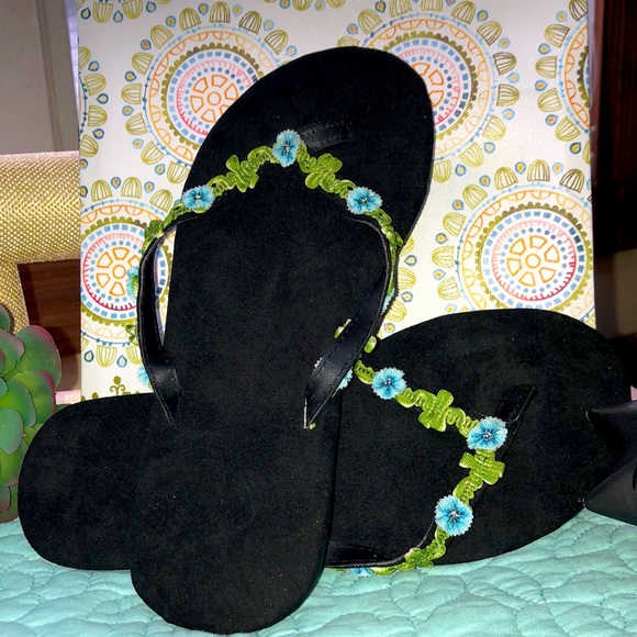 ❤️🍀🍀SUEDE FLOWER FLIP FLOPS❤️🍀🍀 - Picture 2 of 10